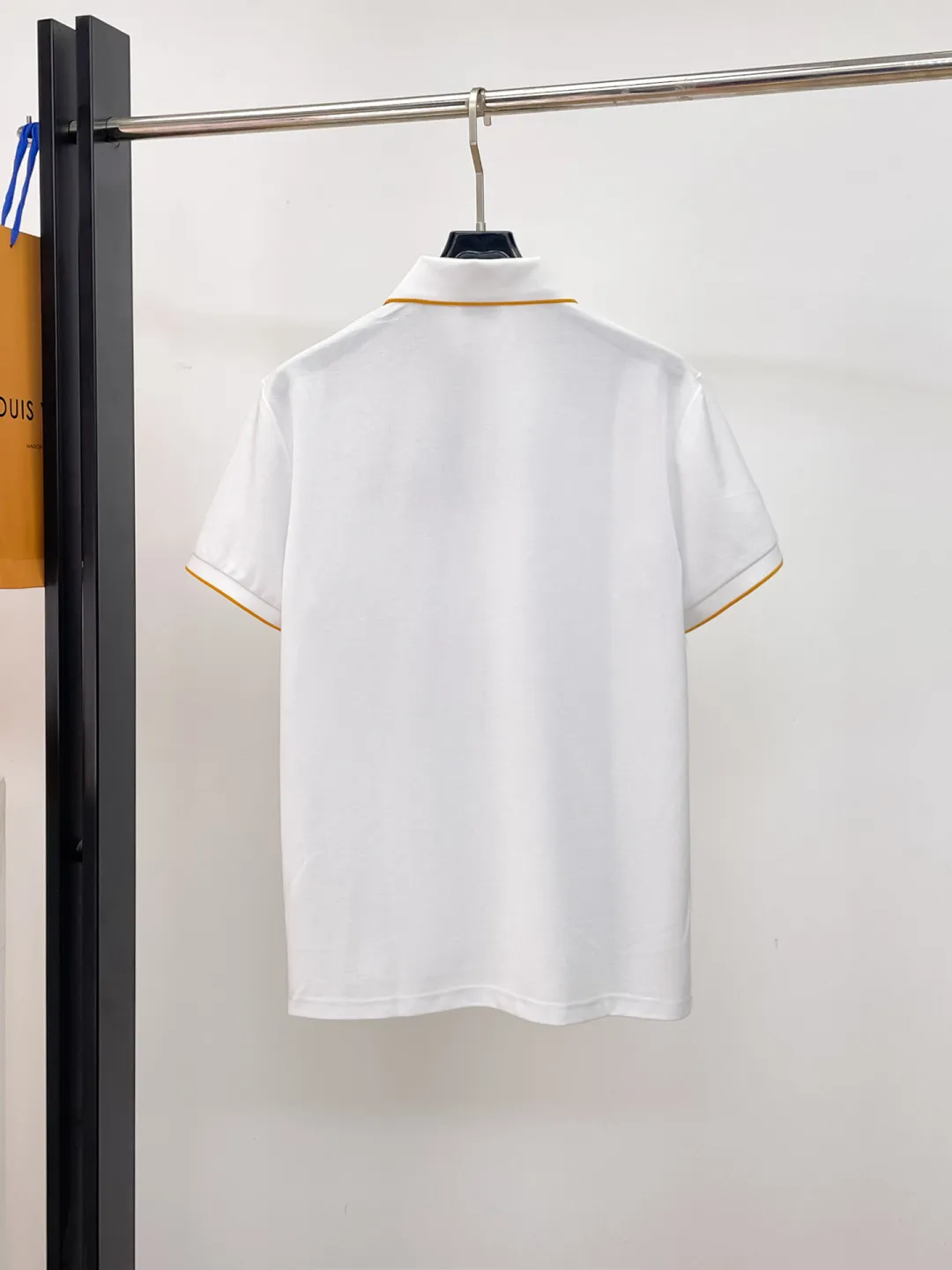 BURBERRY New Arrival Polo shirt, complete with three labels, original fabric, original customized accessories, official Same Style, using 210 grams of pure cotton pique fabric, customized same-tank dyed fabric, very comfortable and smooth to the touch, very wide and stylish, produced by a first-line brand on behalf of Factory, imported Behringer embroidery machine, embroidery is full and textured, imported Kangli direct-injection machine, printing is clear and textured, the collar rib is woven with imported yarn It will not lose shape after being worn for a long time. It is the most New Arrival style in spring and summer. It is fashionable and individual. It is super Versatile and looks good. It is very suitable for both men and women. It is a must-have for everyone. Size: S-XXL